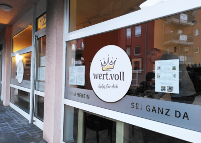 cafe wert.voll in Willich, Begegnungscafé, Eingangsbereich gestaltet mit Logo und aktuellen Informationen