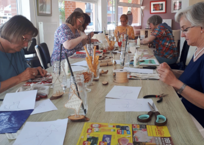 cafe wert.voll in Willich, Aktuelles "Kreatives", gemütliche Atmosphäre, Frauen sind gemeinsam kreativ