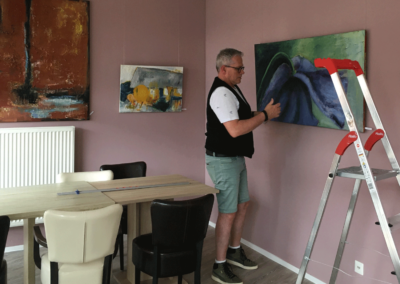 cafe wert.voll in Willich, Aktuelles "Bilderausstellung", gemütliche Atmosphäre, Künstler hängt Malerei auf