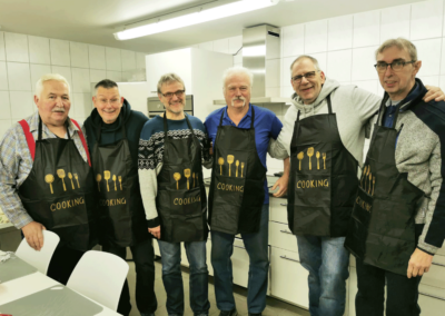 cafe wert.voll in Willich, Aktuelles "Männerkochclub Satt und Selig", Bild Gruppe von Männer mich Kochschürze