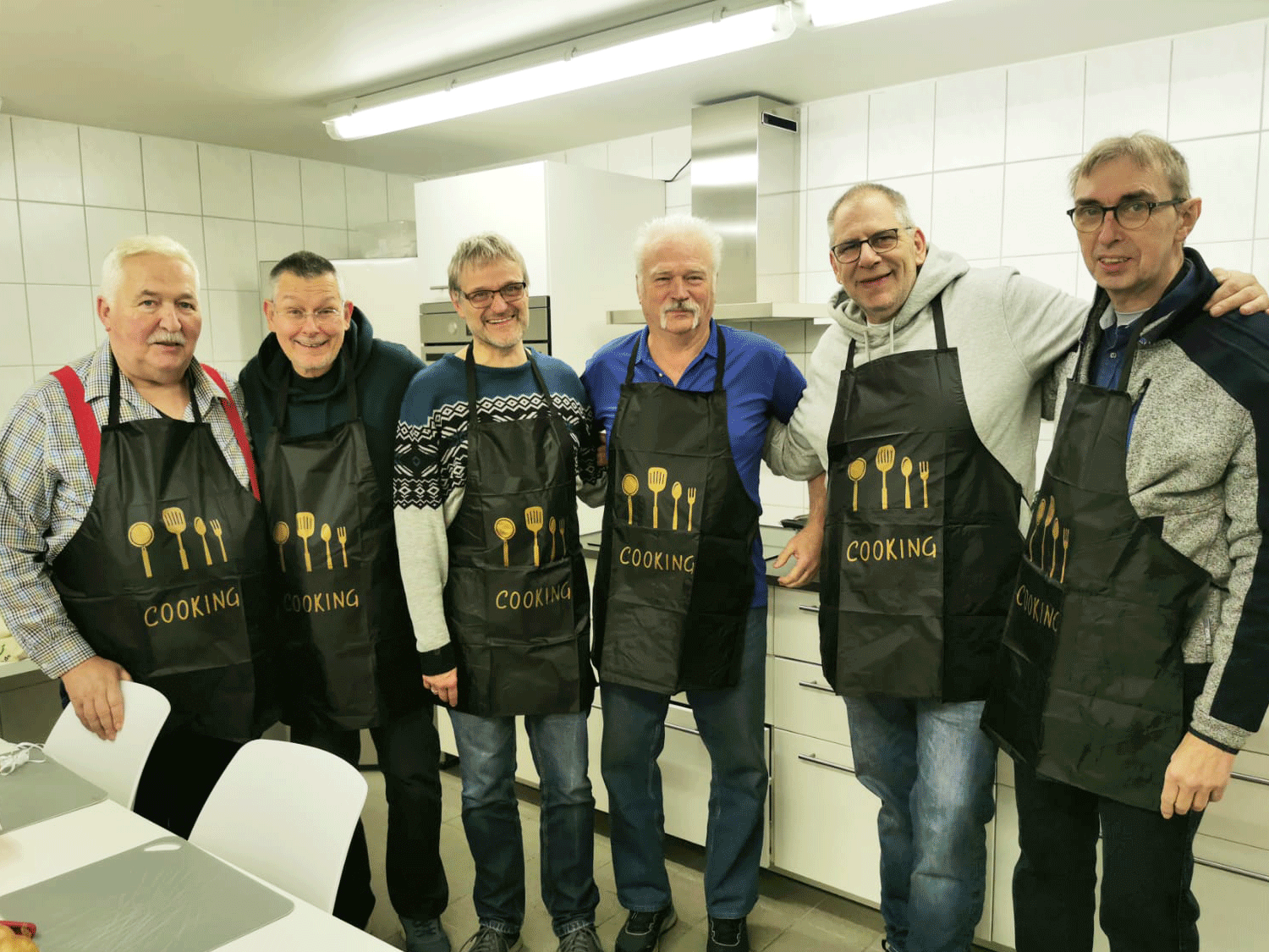 wertvoll-in-willich-impressionen18 cafe wert.voll in Willich, Aktuelles "Männerkochclub Satt und Selig", Bild Gruppe von Männer mich Kochschürze