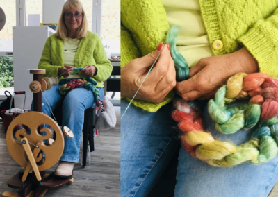 cafe wert.voll in Willich, Aktuelles "Spinnen und Sticken", Bild Dame beim Sticken