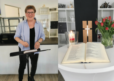 cafe wert.voll in Willich, Pfr. Gabi Beuscher hält den Gottesdienst in gemütlicher Atmosphäre mit Blumen und Kerzen