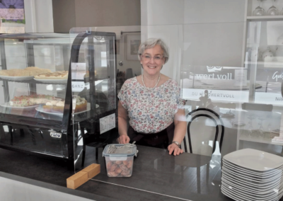cafe wert.voll in Willich, Begegnungscafé, Gabriele Schmöckel empfängt Menschen an der Kuchentheke